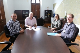  Prefeito em exerccio Alderi Oldra recebeu a direo do IEP